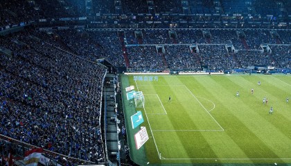 自由泳新星闪耀全国锦标赛，破纪录夺冠引热潮