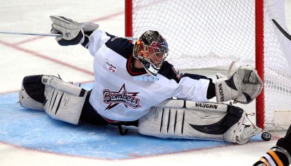 队友整活！曼联更衣室流出爆笑视频 奥纳纳非洲杯出征获隆重欢送